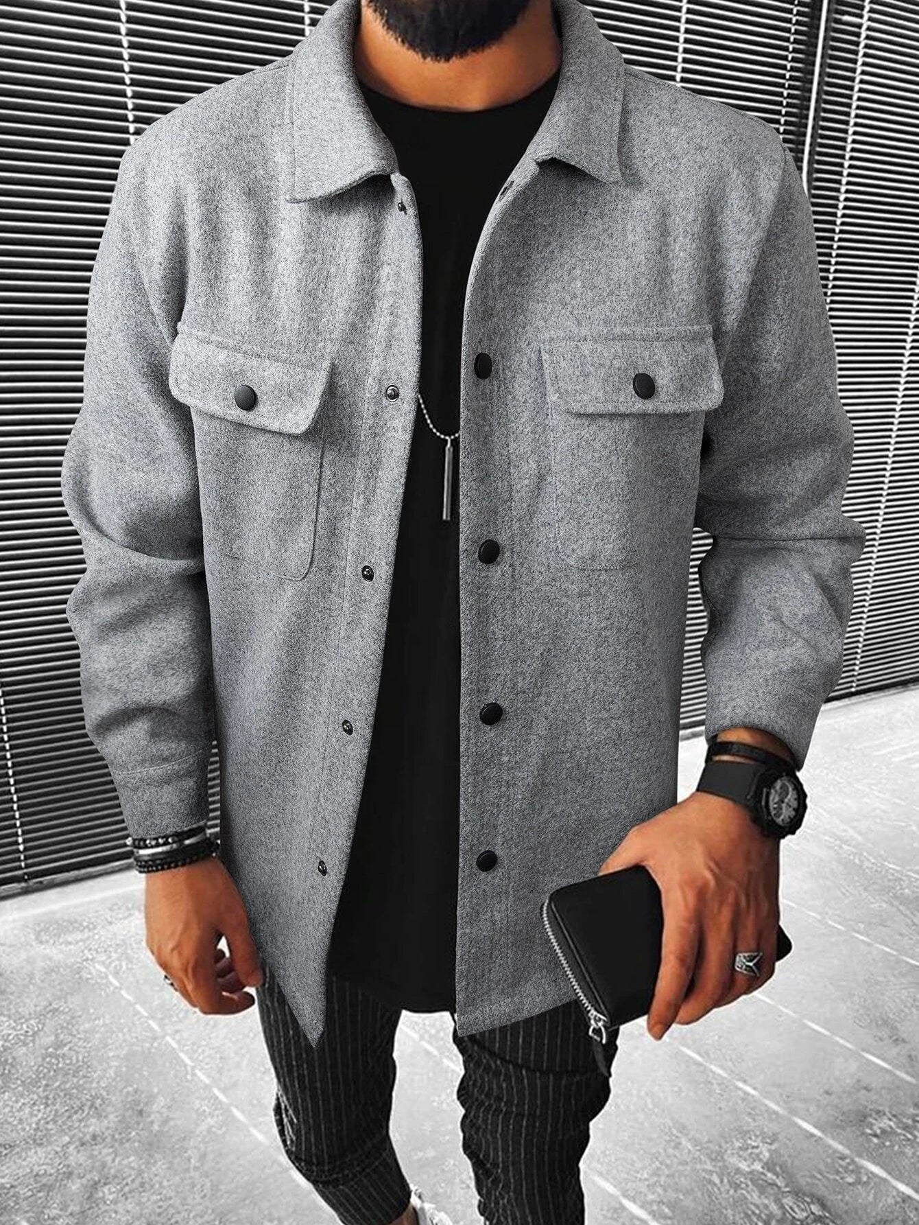 Coat with buttoned pockets